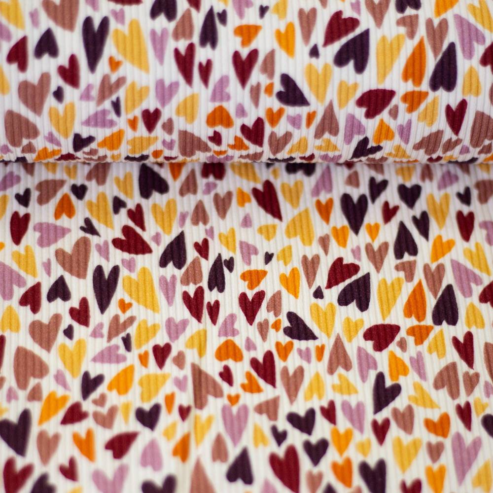 Ribjersey met kleurrijke hartjes op natuurlijke achtergrond