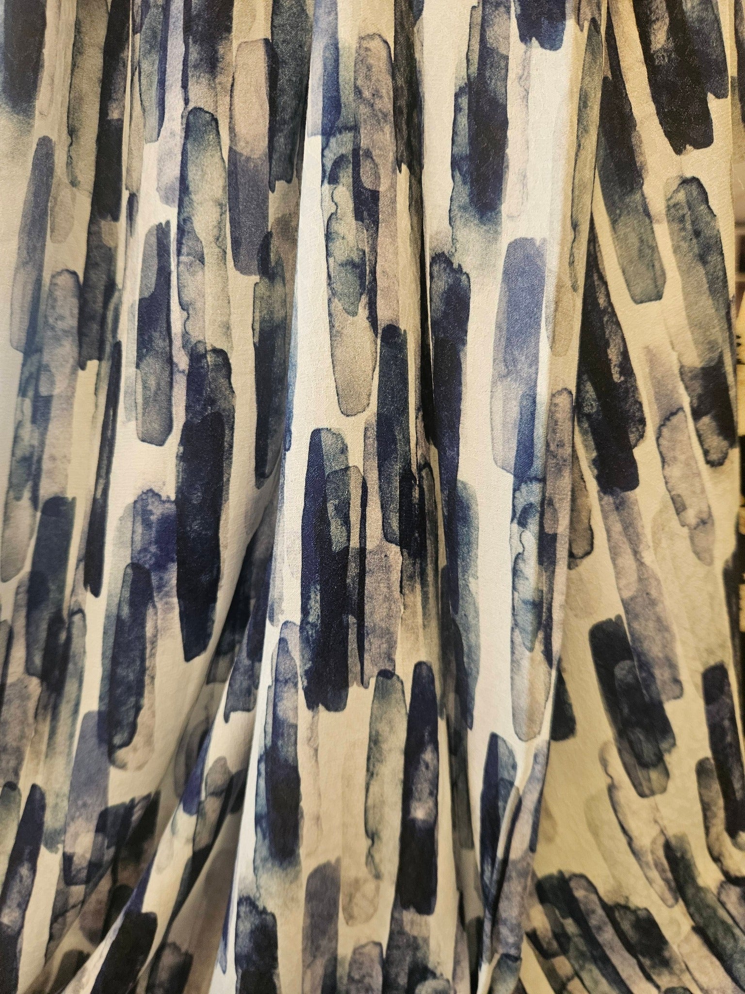 Viscose stof met abstracte strepen – blauw beige – soepelvallende stof – 150 cm breed
