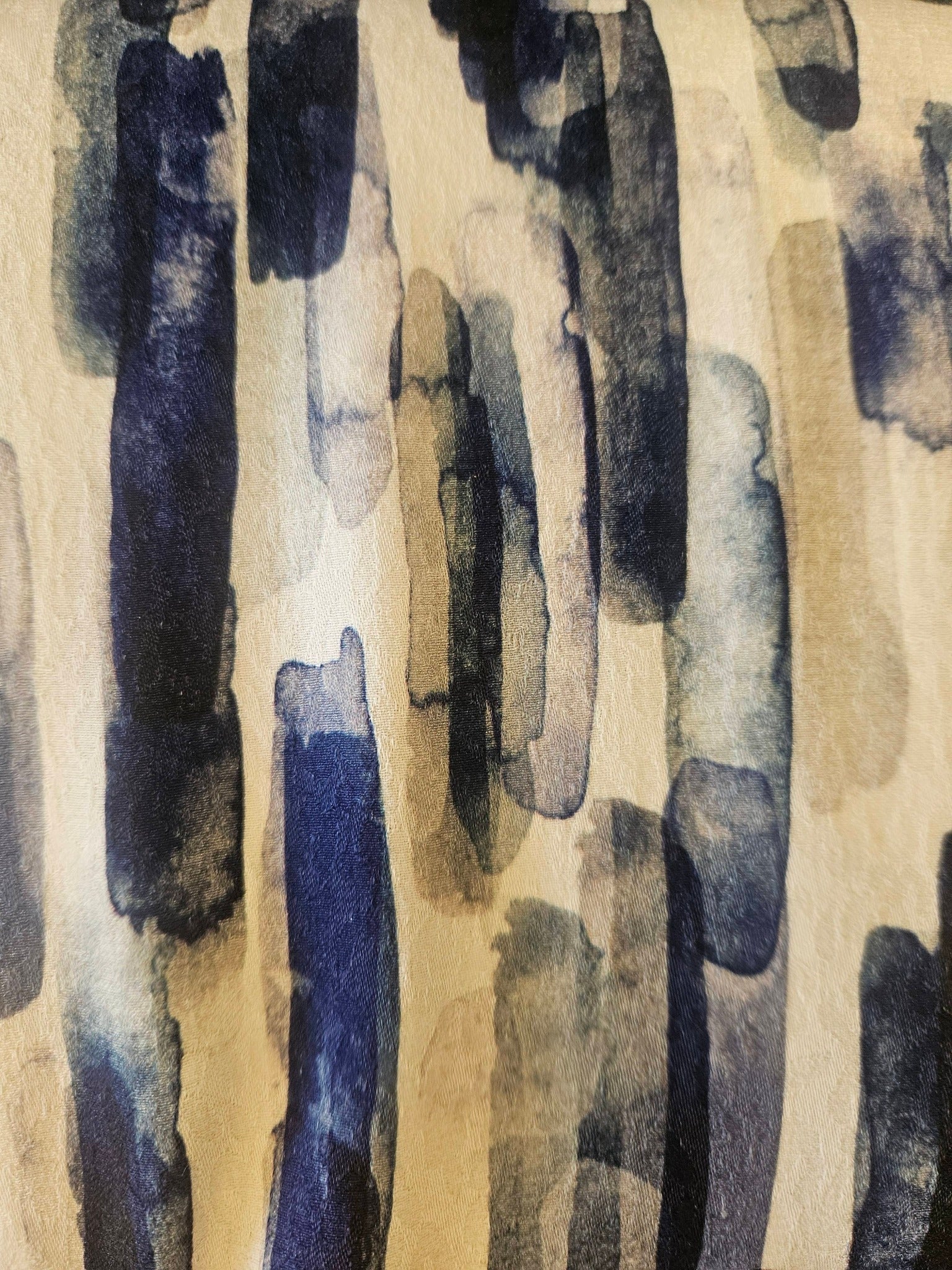 Viscose stof met abstracte strepen – blauw beige – soepelvallende stof – 150 cm breed