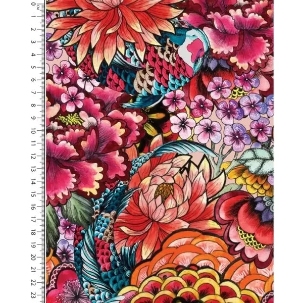 Viscose stof met Japanse koi karper en bloemenprint in rood, roze en oranje tinten – 140 cm breed