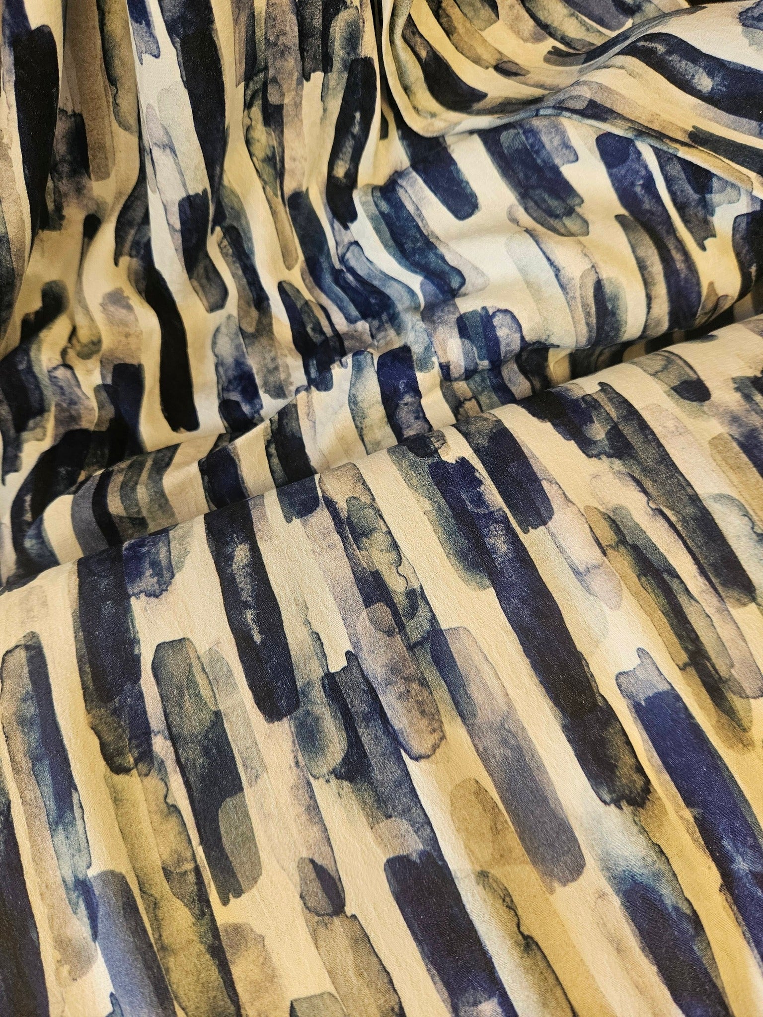 Viscose stof met abstracte blauwe strepen op beige ondergrond
