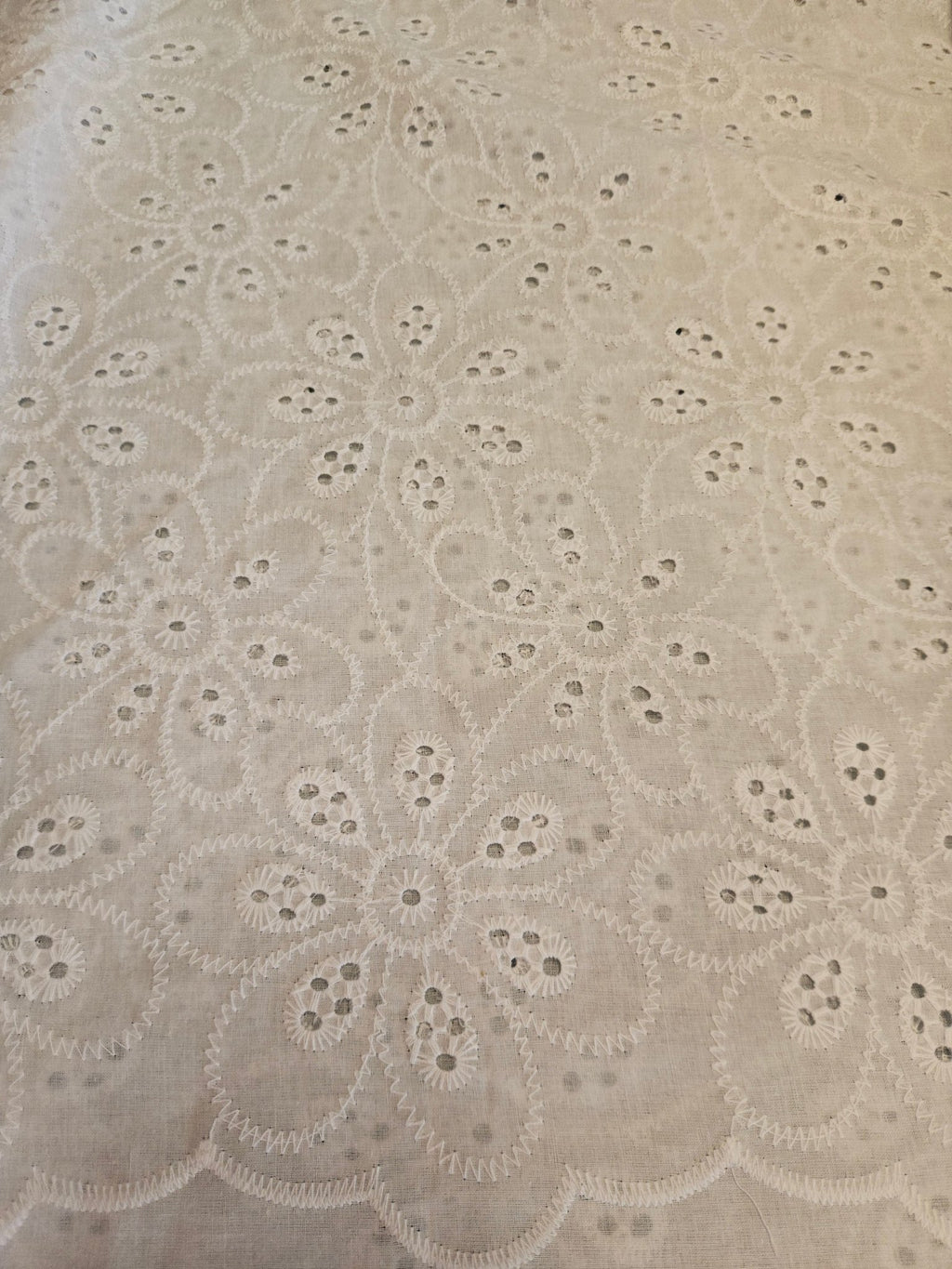 Broderie Stof Bloem – per 50 cm - Stitch & Sew