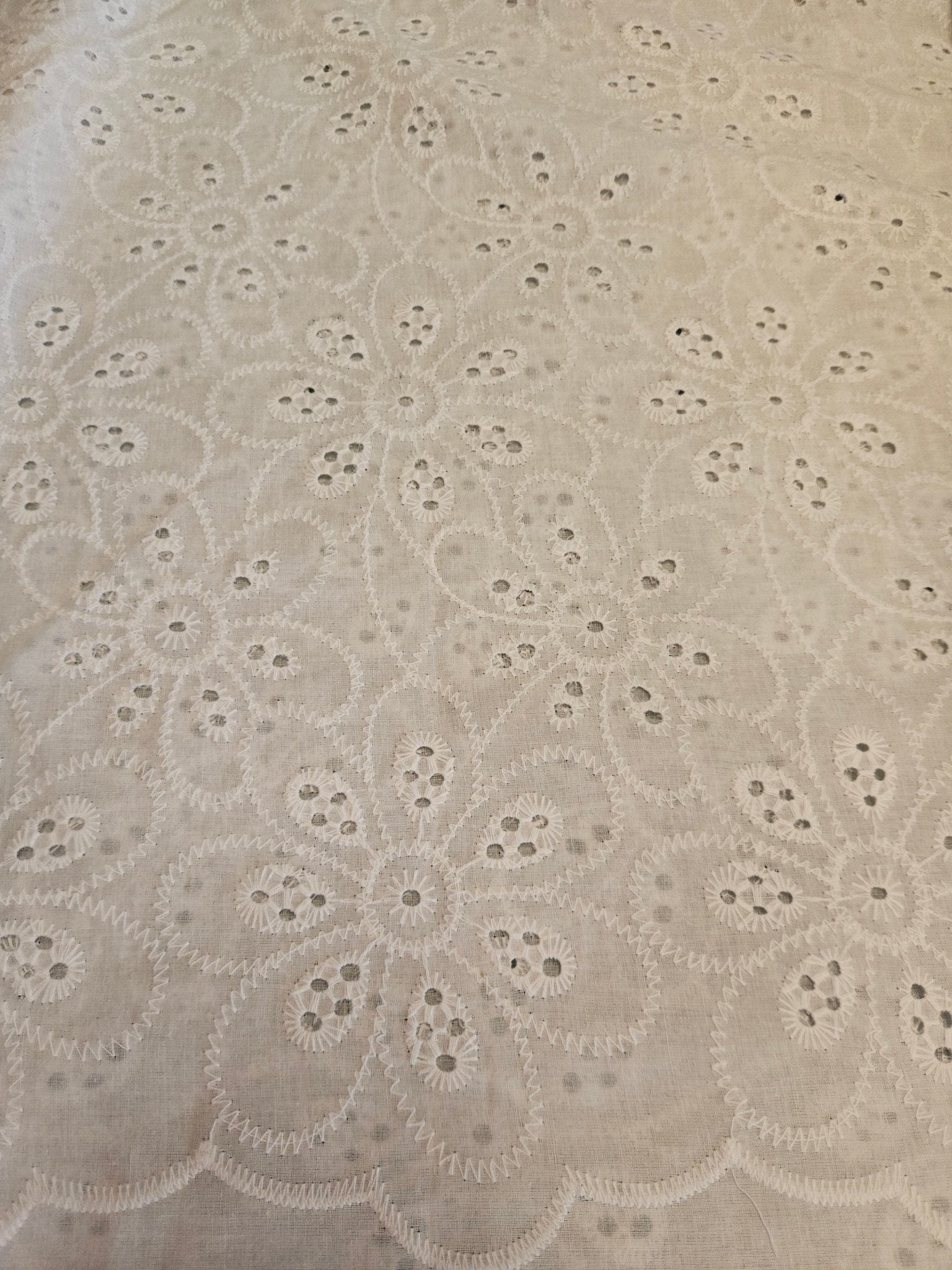 Broderie Stof Bloem – per 50 cm - Stitch & Sew