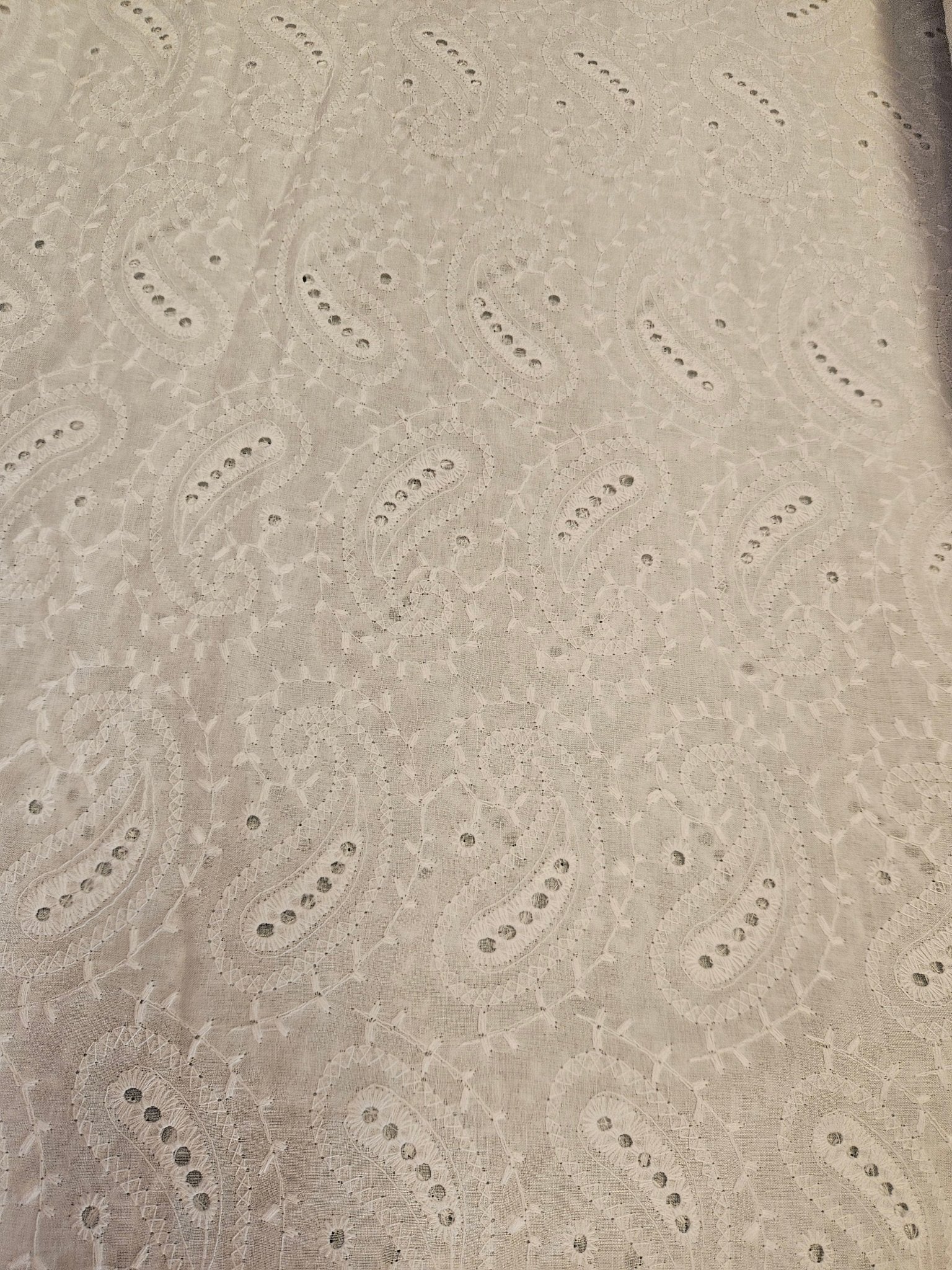 Broderie stof Paisley ecru – 100% katoen | Per 50 cm - Stitch & Sew