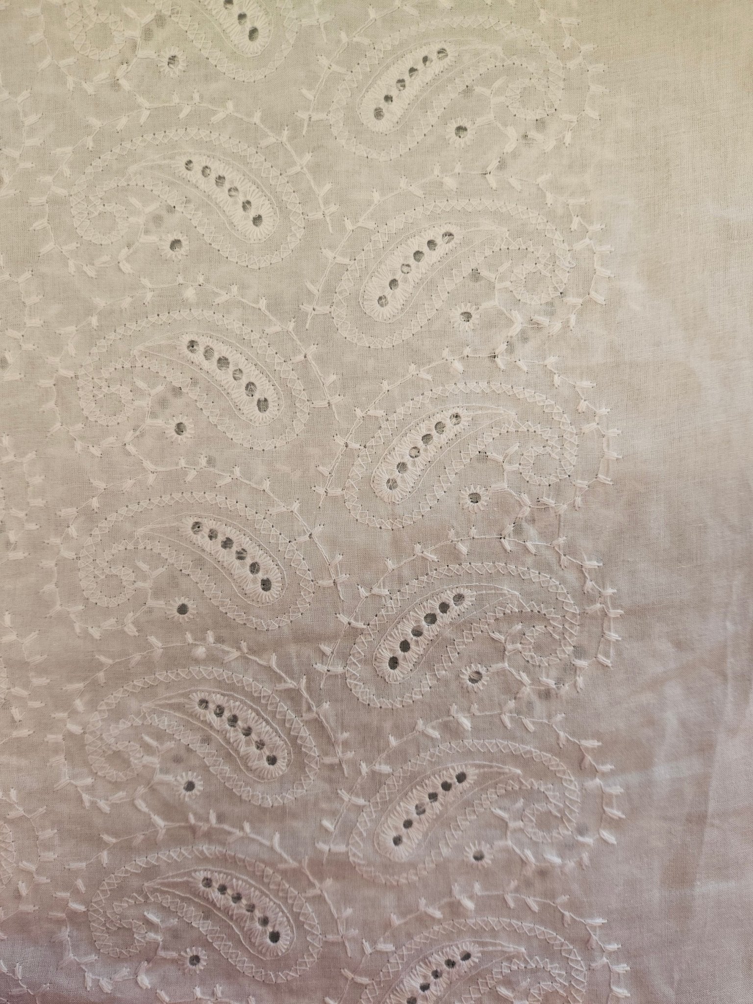 Broderie stof Paisley ecru – 100% katoen | Per 50 cm - Stitch & Sew