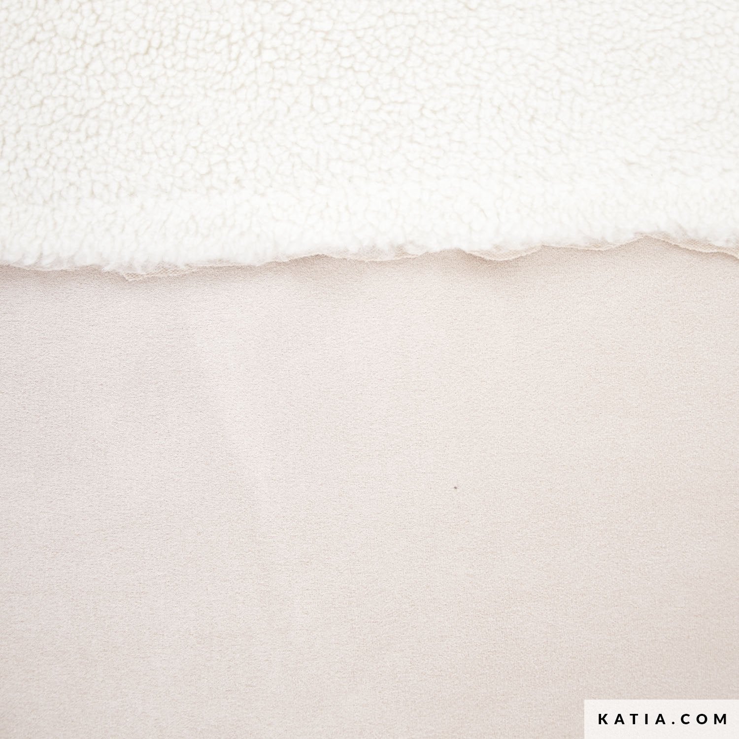 Shop onze dubbelzijdige camelkleurige suède‑stof met zachte pluche binnenzijde (Sherpa bonded) – 145 cm breed, ca. 500 g/m². Perfect voor warme jassen, tassen en accessoires. Snelle levering bij Stitch and Sew!
