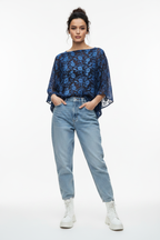Vrouw in hippe top van Tie Dye Flora Embroidery blauwe borduurstof