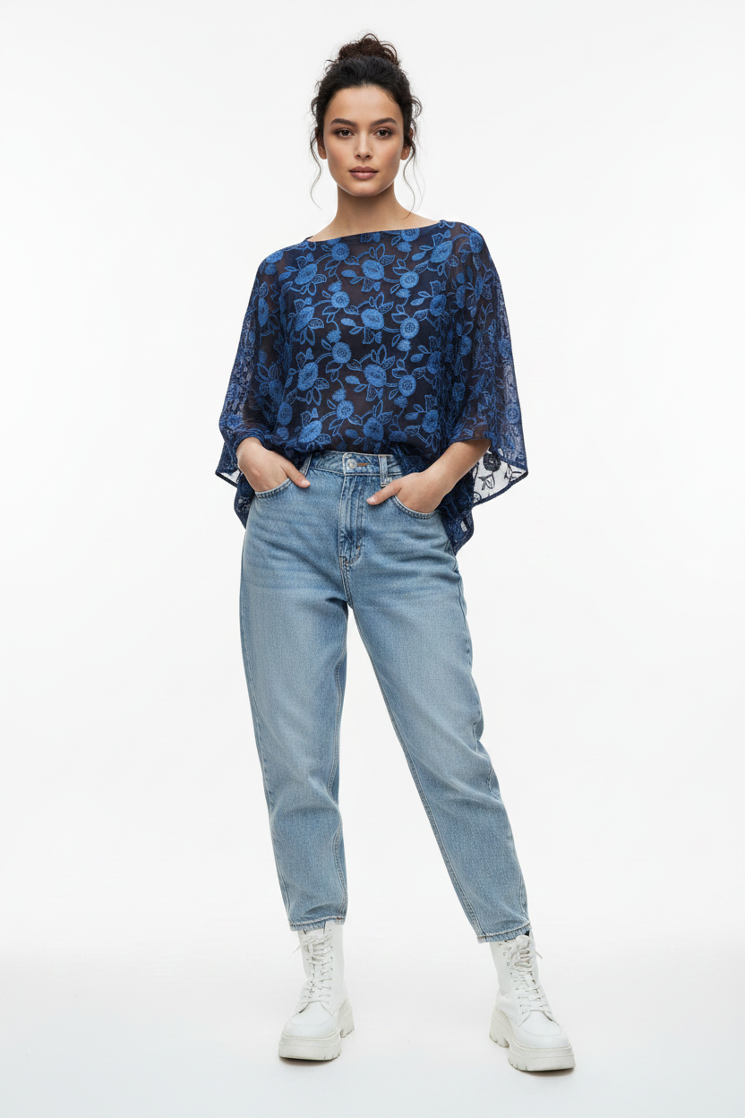 Vrouw in hippe top van Tie Dye Flora Embroidery blauwe borduurstof