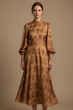 Inspiratie herfstjurk gemaakt van Viscose Satin Tara stof in caramel en bruin Perzisch dessin