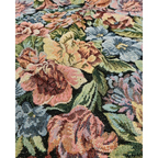 Detail van Gobelin Flower 5865-169 met geweven bloemen in roze, perzik en blauwgrijs en groene bladeren