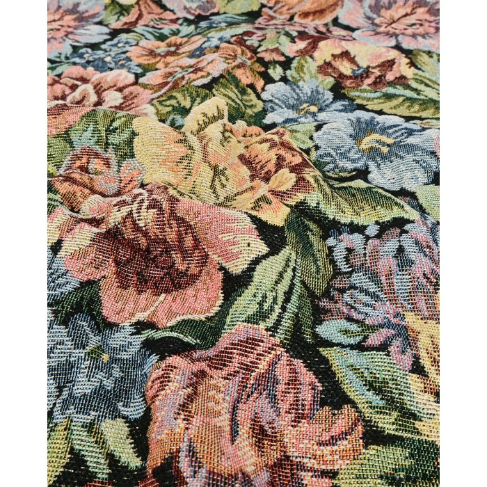 Detail van Gobelin Flower 5865-169 met geweven bloemen in roze, perzik en blauwgrijs en groene bladeren