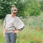 Vita Blouse grijs met gouden print - model in veld