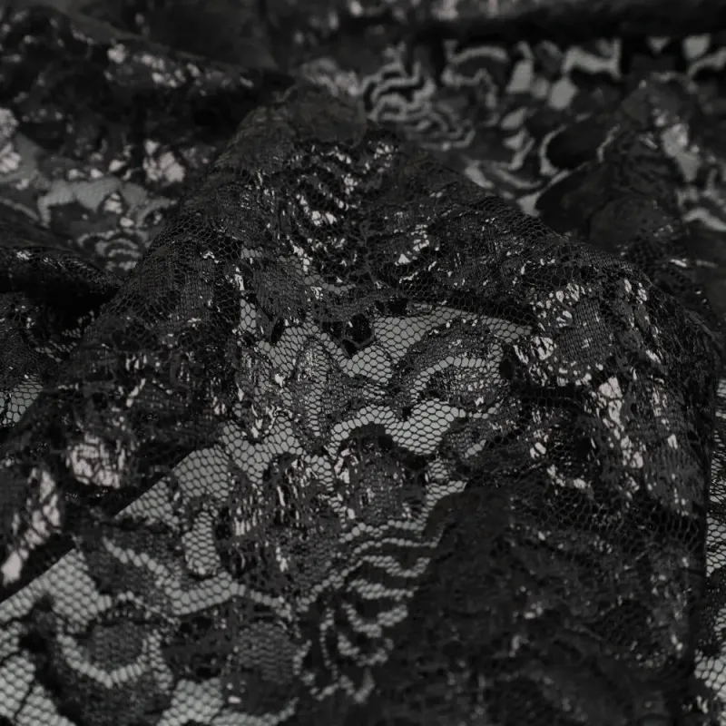 Lisa Foil Lace Zwart close-up van zwarte kant met folie-effect