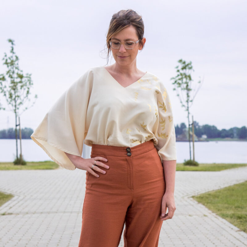 Vita Blouse creme met kimono mouwen - model buiten