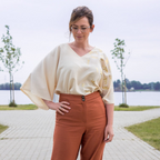Vita Blouse creme met kimono mouwen - model buiten