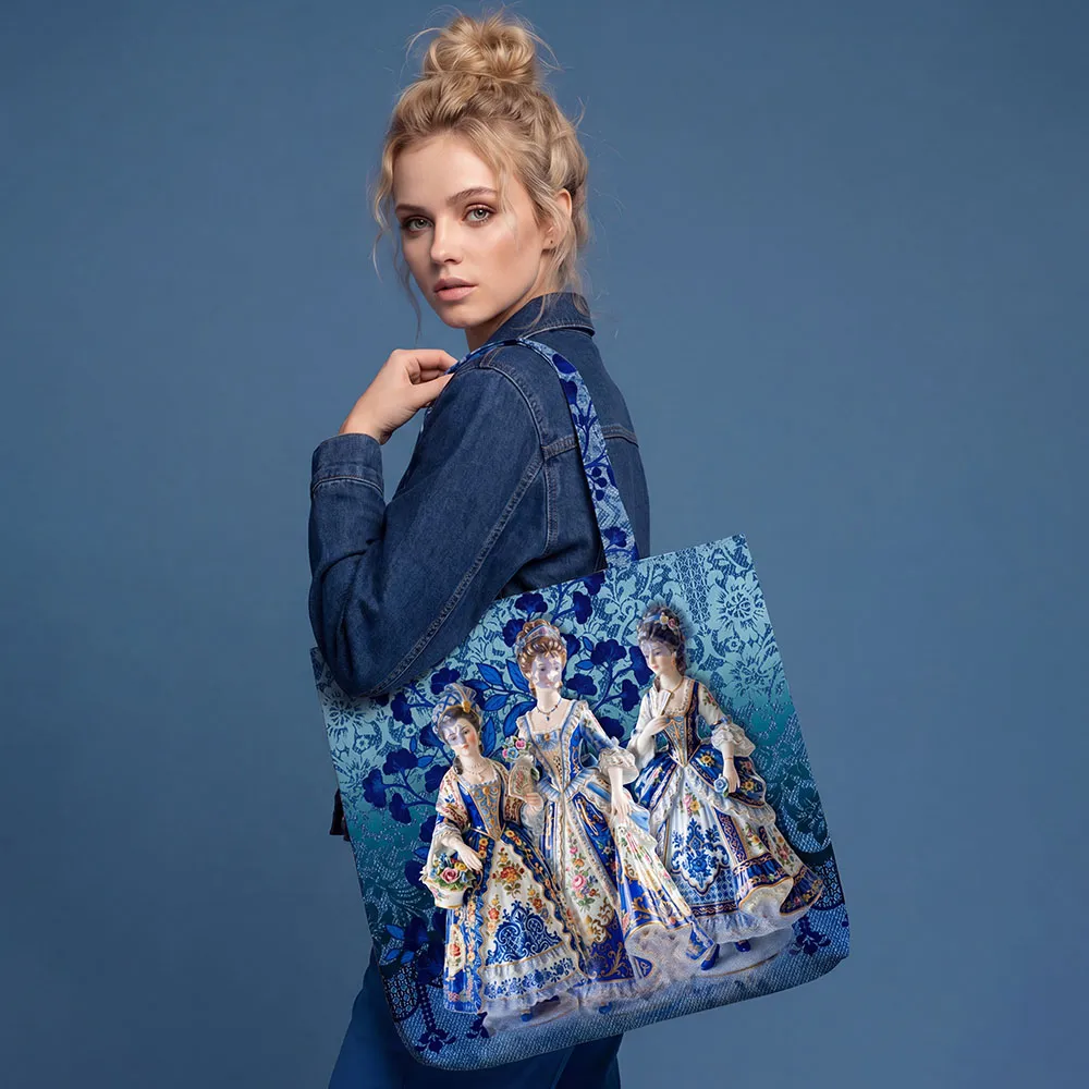 KN10003 Delft Blue Elegance canvas tas – lifestyle foto met model
