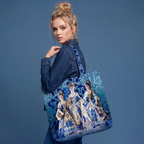 KN10003 Delft Blue Elegance canvas tas – lifestyle foto met model
