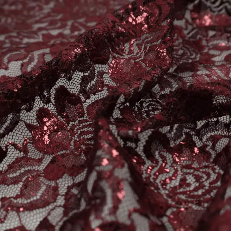 Lisa Foil Lace Bordeaux close-up van kant met metallic folie-effect in bordeauxrood