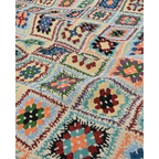 Detail van geweven lichte gobelin patchworkstof met kleurrijke geometrische bloemmotieven