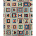 Lichte gobelin patchworkstof met vierkante bloemmotieven in mintgroen, blauw, koraal en bordeaux op crème