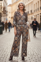 Dame van 50+ in elegante wijde broek en blouse van Roma Decor Tiles stretch stof, winter 2027
