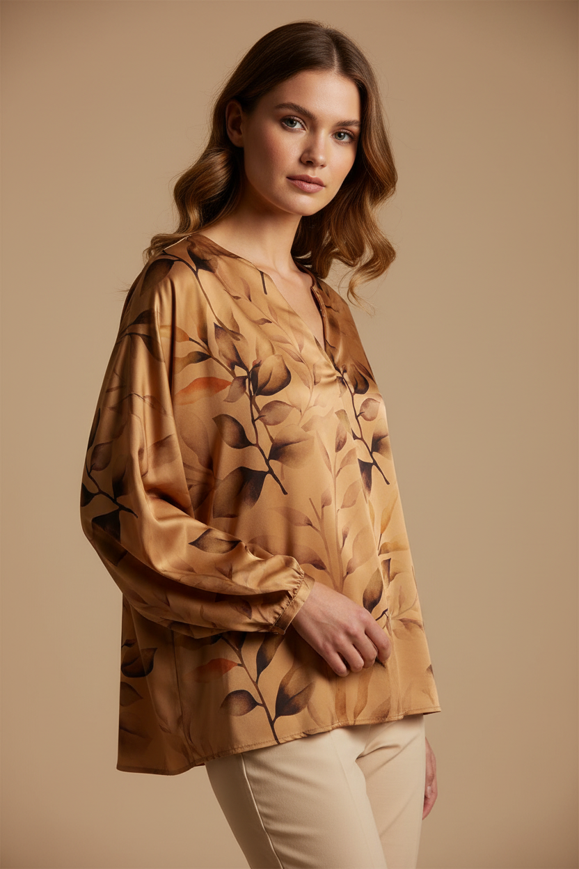 Inspiratie blouse gemaakt van Viscose Satin Leaves stof in caramel en bruin bladdessin