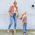 Moeder en dochter in Junna vest met print