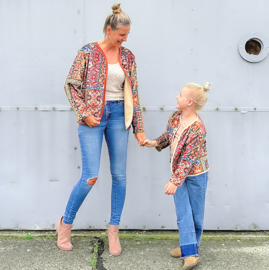 Moeder en dochter in Junna vest met print