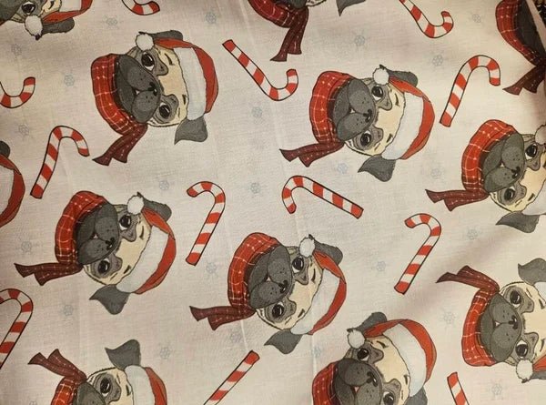 Kerststof met mopshond print — honden met kerstmuts & candy canes op wit katoen - Stitch & Sew