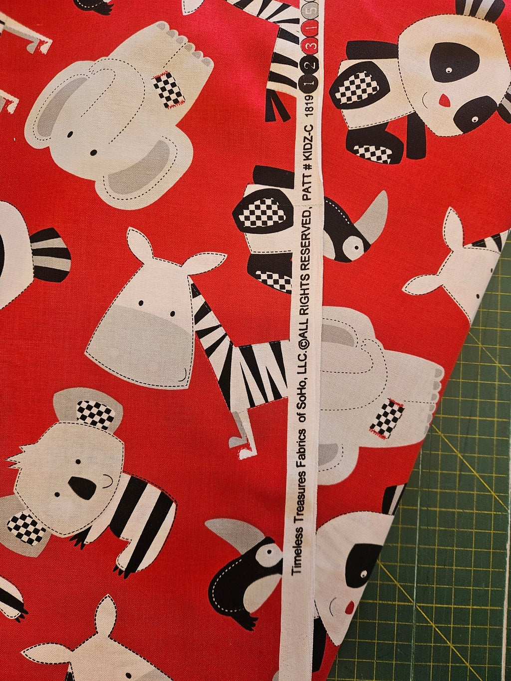 Kidz-C – Timeless Treasures Quilt Stof Rood - Stitch & Sew