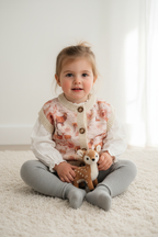 Kind in vest van herten en rozen print stof