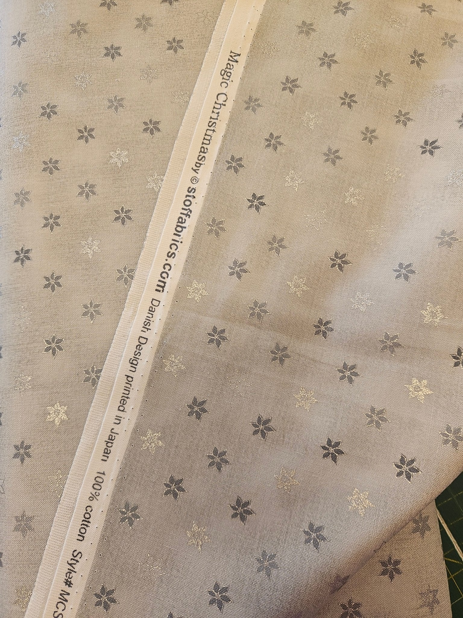 Magic Christmasby Quiltstof – Zilver Grijs Sterren - Stitch & Sew