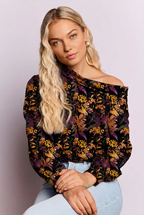 Model met een warmere getinte huidskleur en kleine goudkleurige oorbellen