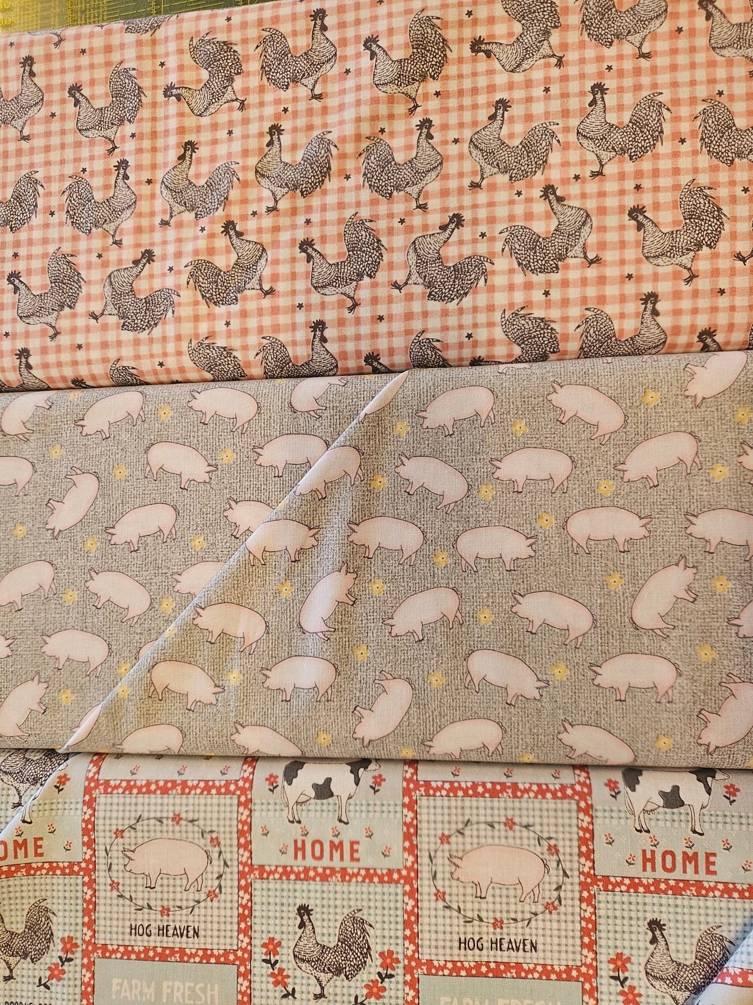 Quiltstof "Farm Fresh" – Kippen op roze ruit (Benartex) - Stitch & Sew