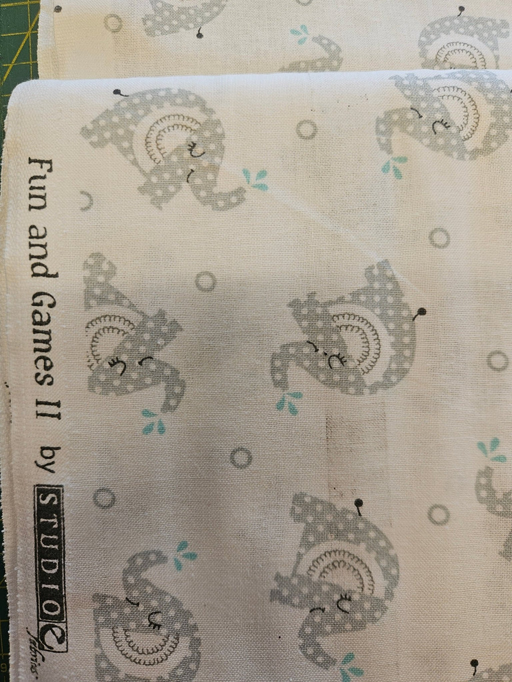 Quiltstof Fun and Games II – Olifantjes - Stitch & Sew