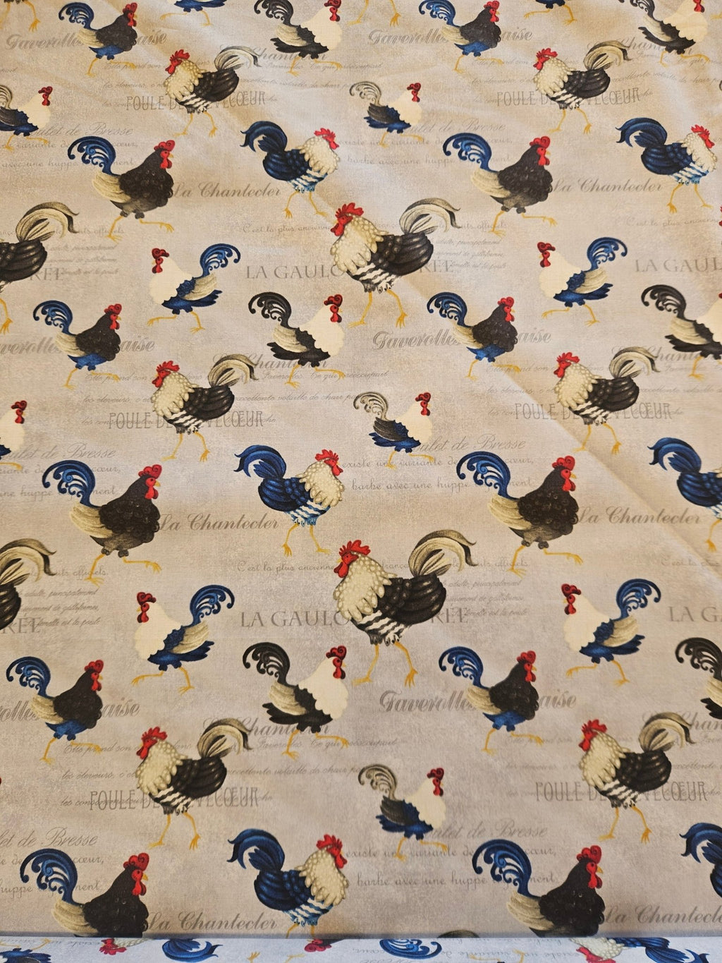 Quiltstof "Morning Call" – Hanen op Beige met Franse Tekst (Henry Glass) - Stitch & Sew
