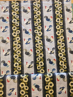 Quiltstof Morning Call – Hanen & Zonnebloemen | Henry Glass (per 10 cm) - Stitch & Sew