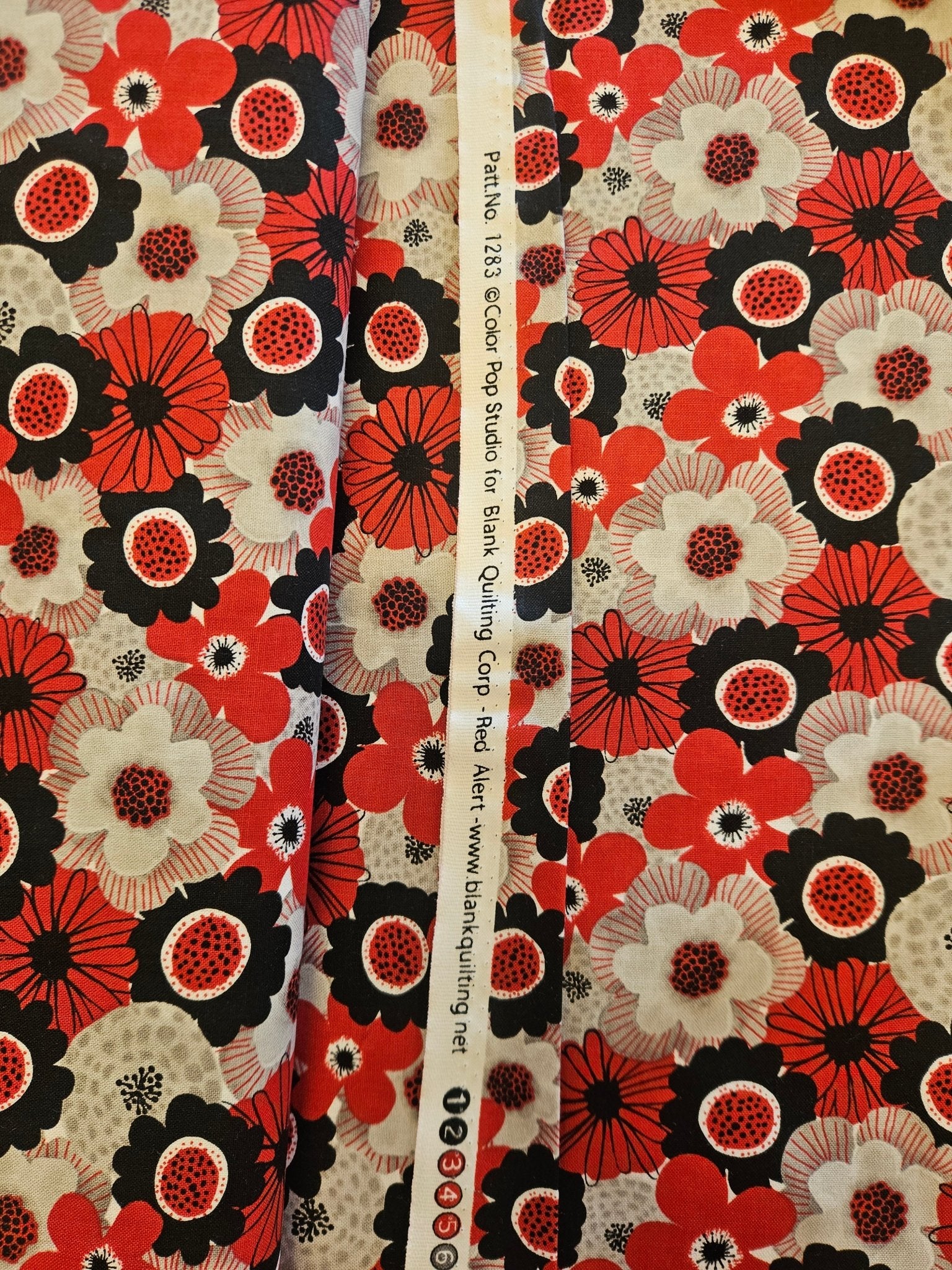 Red Alert Quiltstof – Color Pop Studio voor Blank Quilting Corp. (Patt. No. 1283) - Stitch & Sew