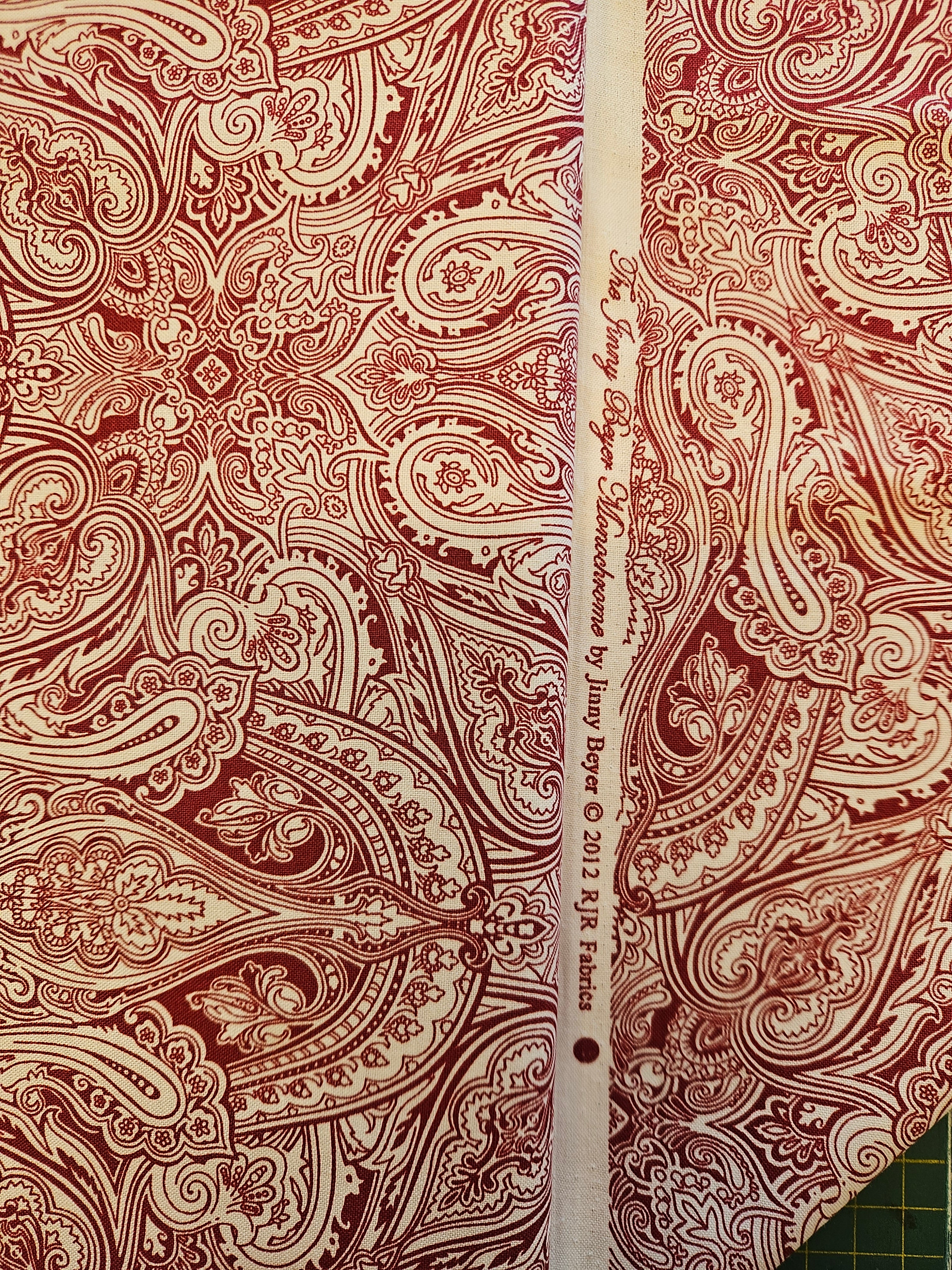 Monochrome Paisley Quiltstof Rood – Jinny Beyer voor RJR Fabrics (2012)