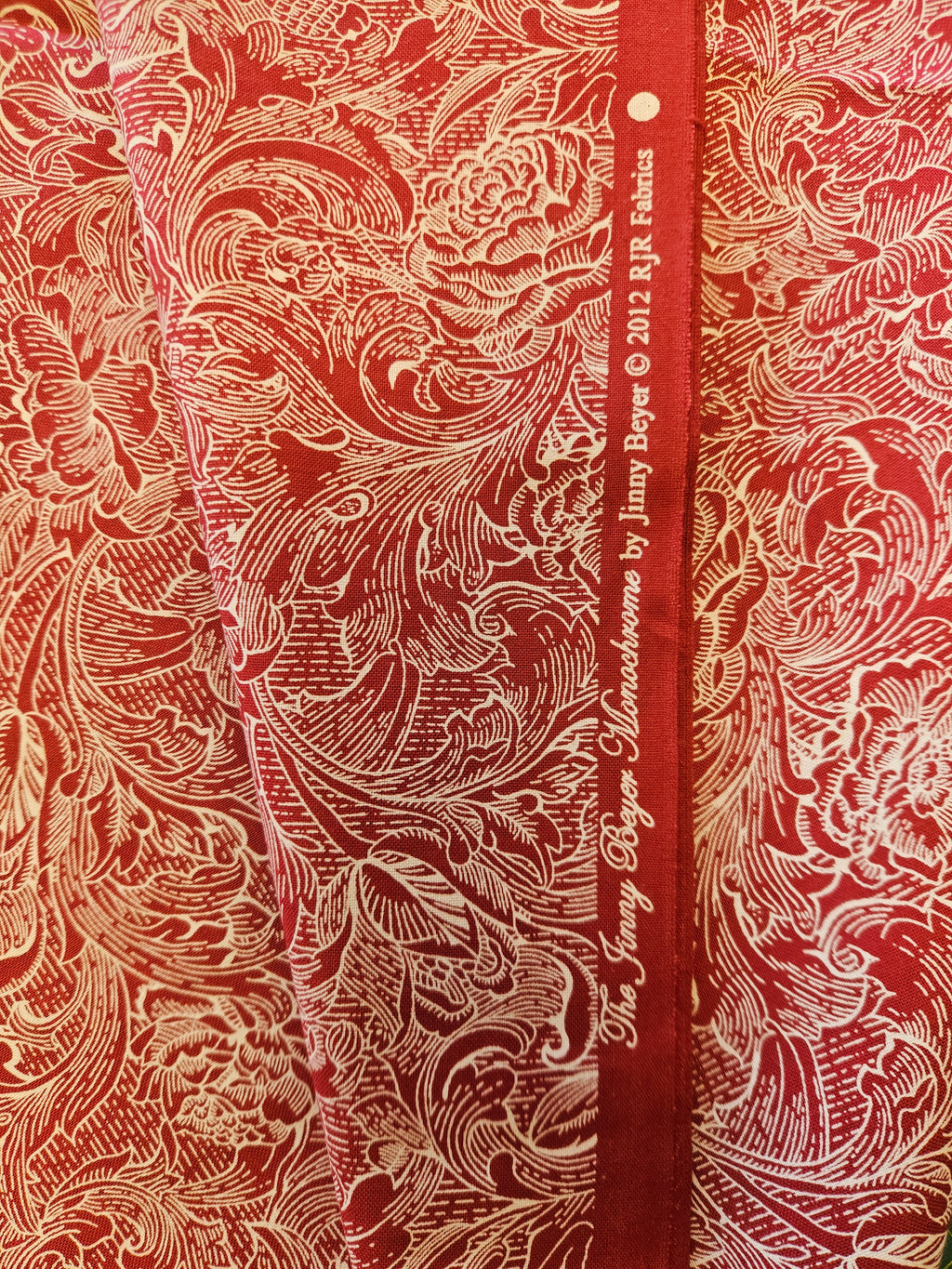 Monochrome Bloemen Quiltstof Rood/Goud – Jinny Beyer voor RJR Fabrics (2012)