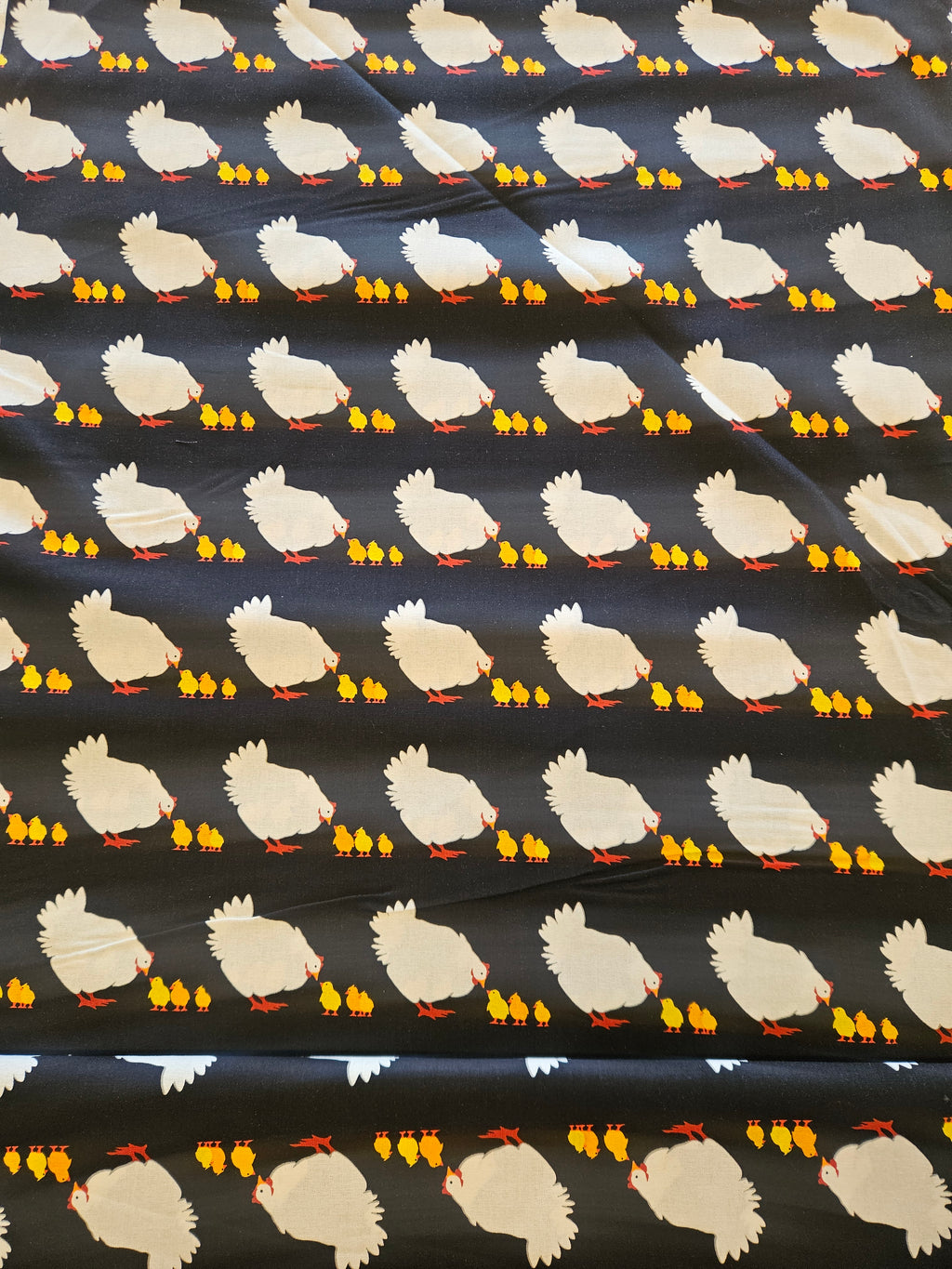 Quiltstof "Henrietta Hen" – Kippen & Kuikens op Zwart (Kanvas)