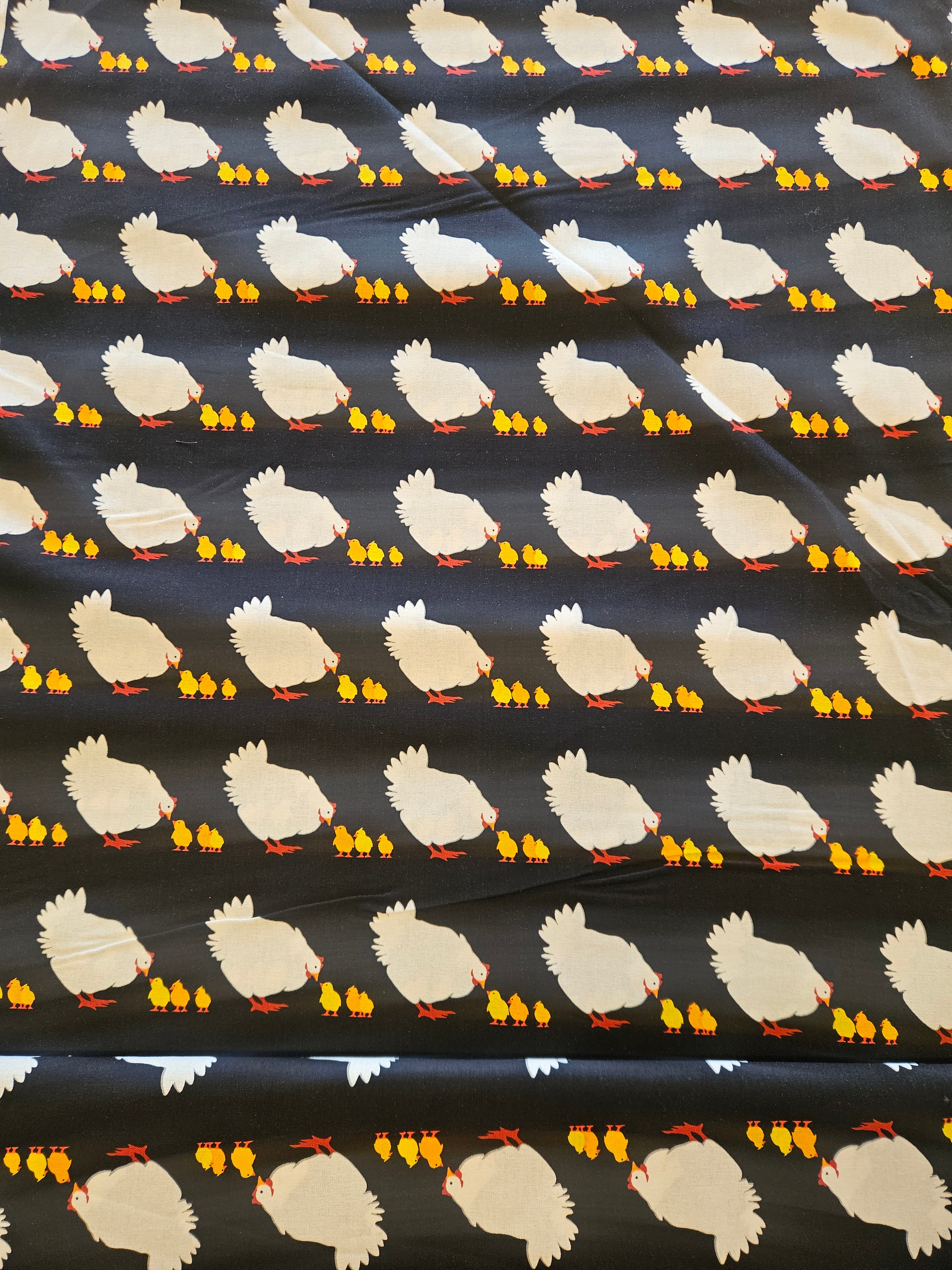 Quiltstof "Henrietta Hen" – Kippen & Kuikens op Zwart (Kanvas)