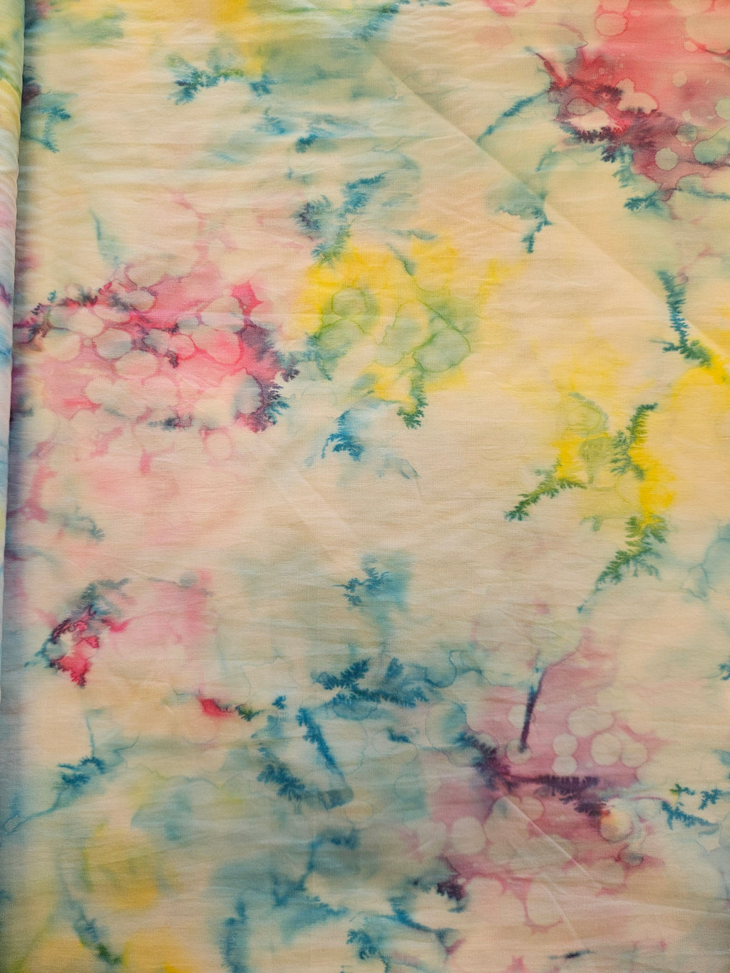 Pastel Bloemen Batik Quiltstof – Wit, Roze, Geel en Blauw