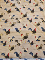 Quiltstof "Morning Call" – Hanen op Beige met Franse Tekst (Henry Glass)