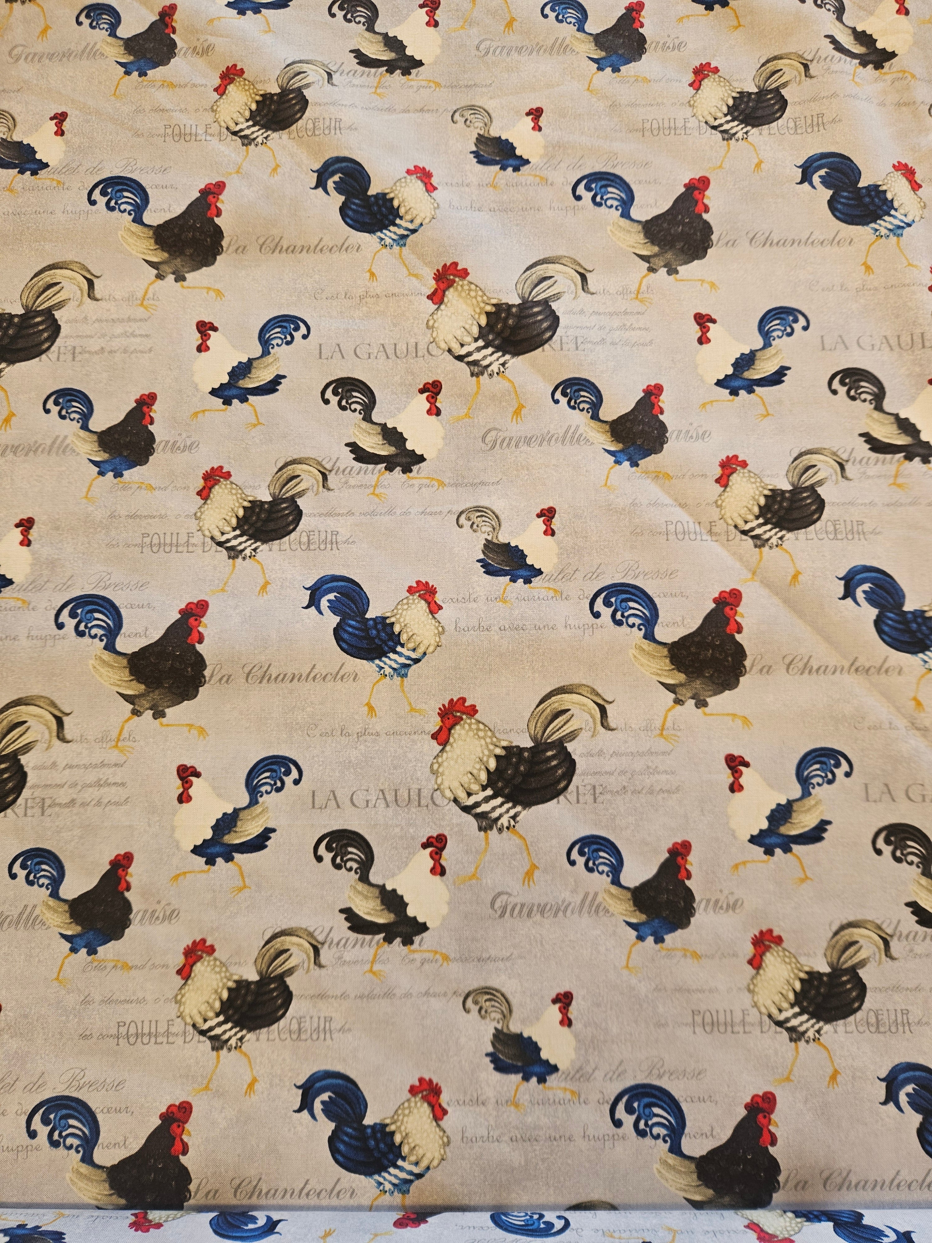 Quiltstof "Morning Call" – Hanen op Beige met Franse Tekst (Henry Glass)