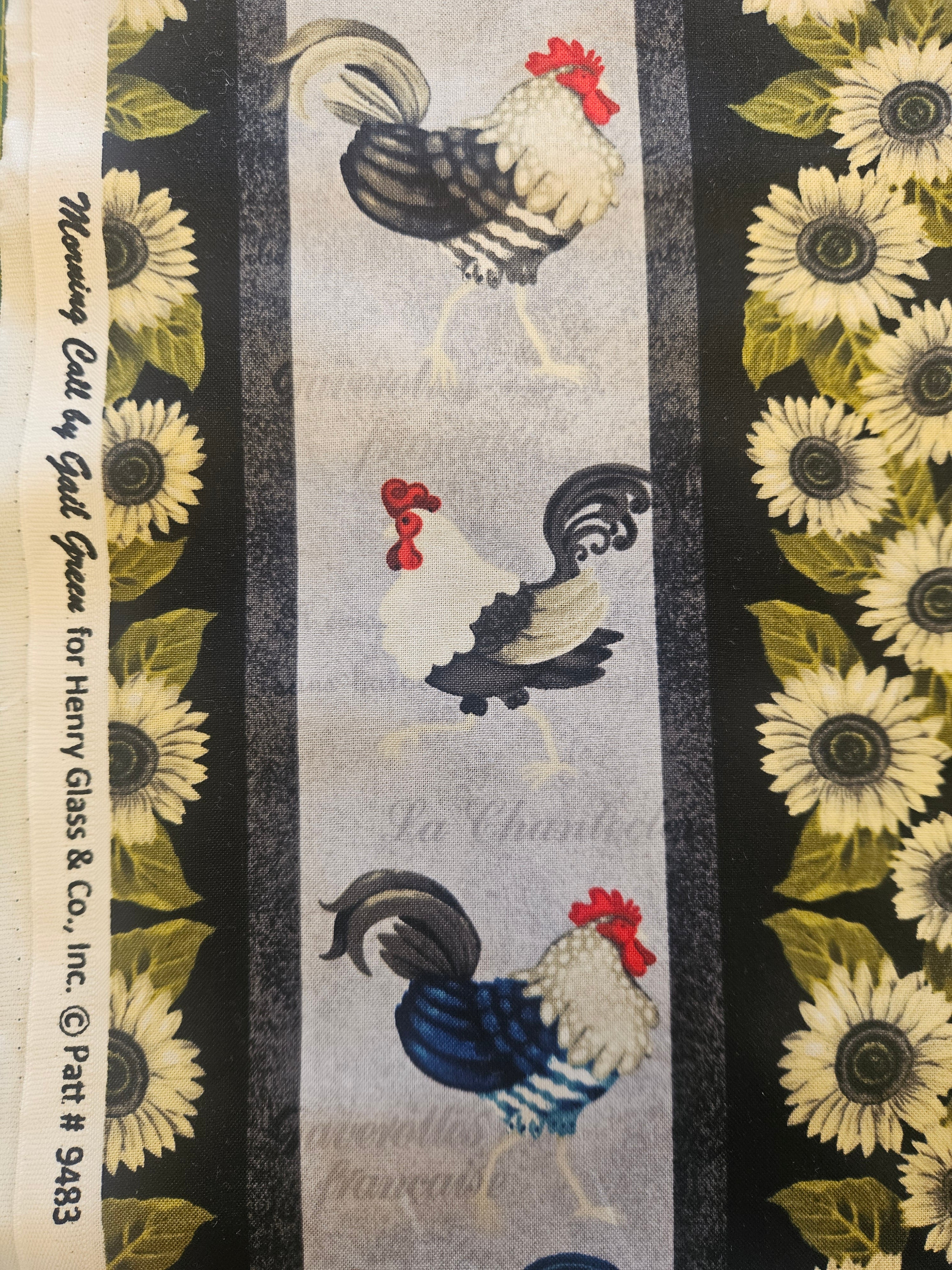 Quiltstof Morning Call – Hanen & Zonnebloemen | Henry Glass (per 10 cm)