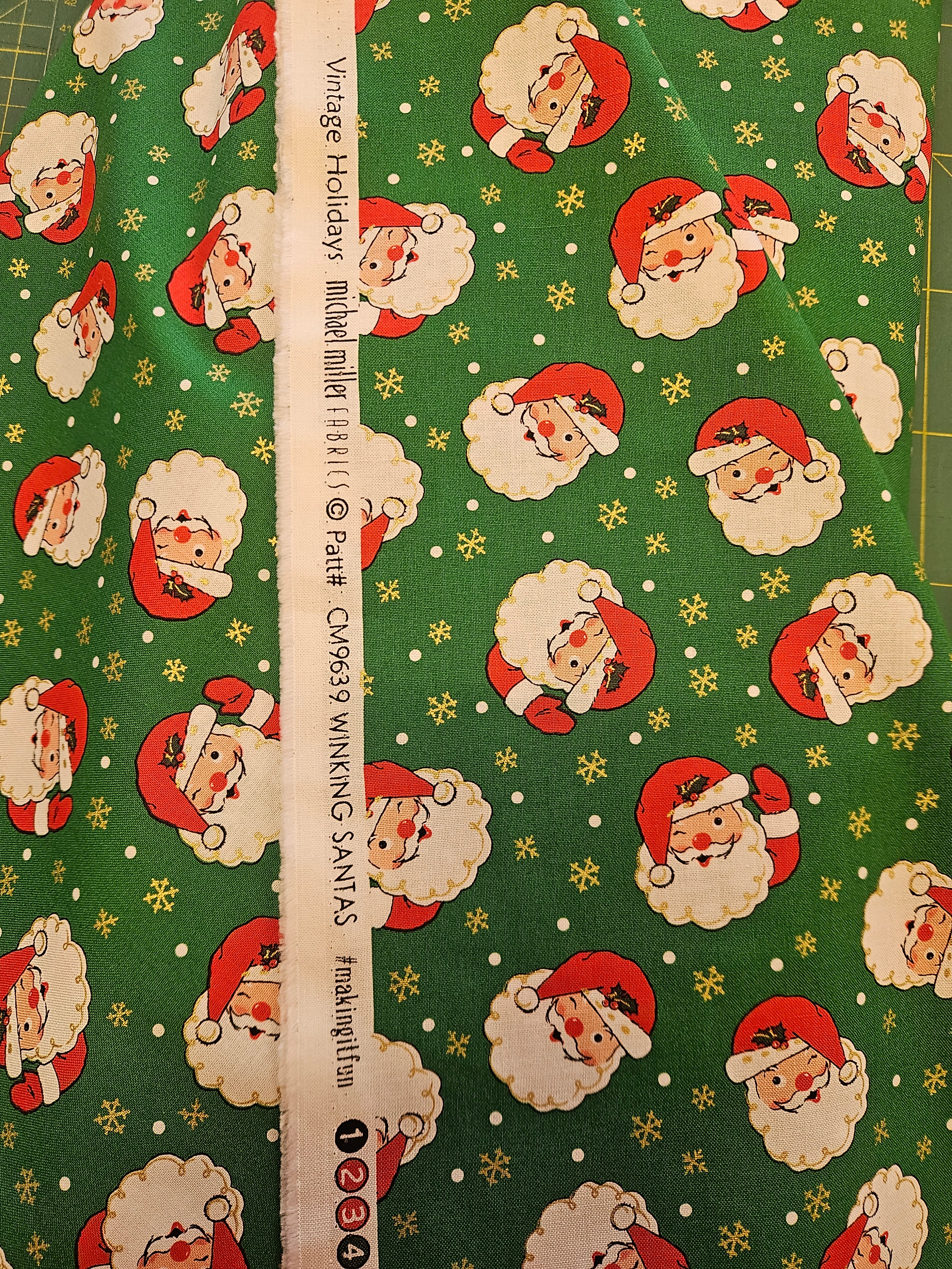 Vintage Holidays Quiltstof – Winking Santas Groen