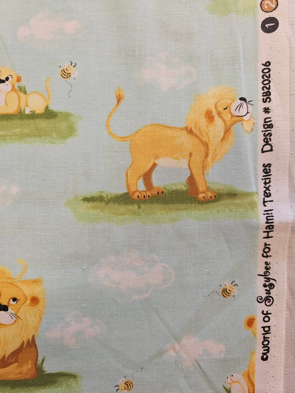 Quiltstof – Leeuwen lichtblauw (Susybee / Hamil Textiles)