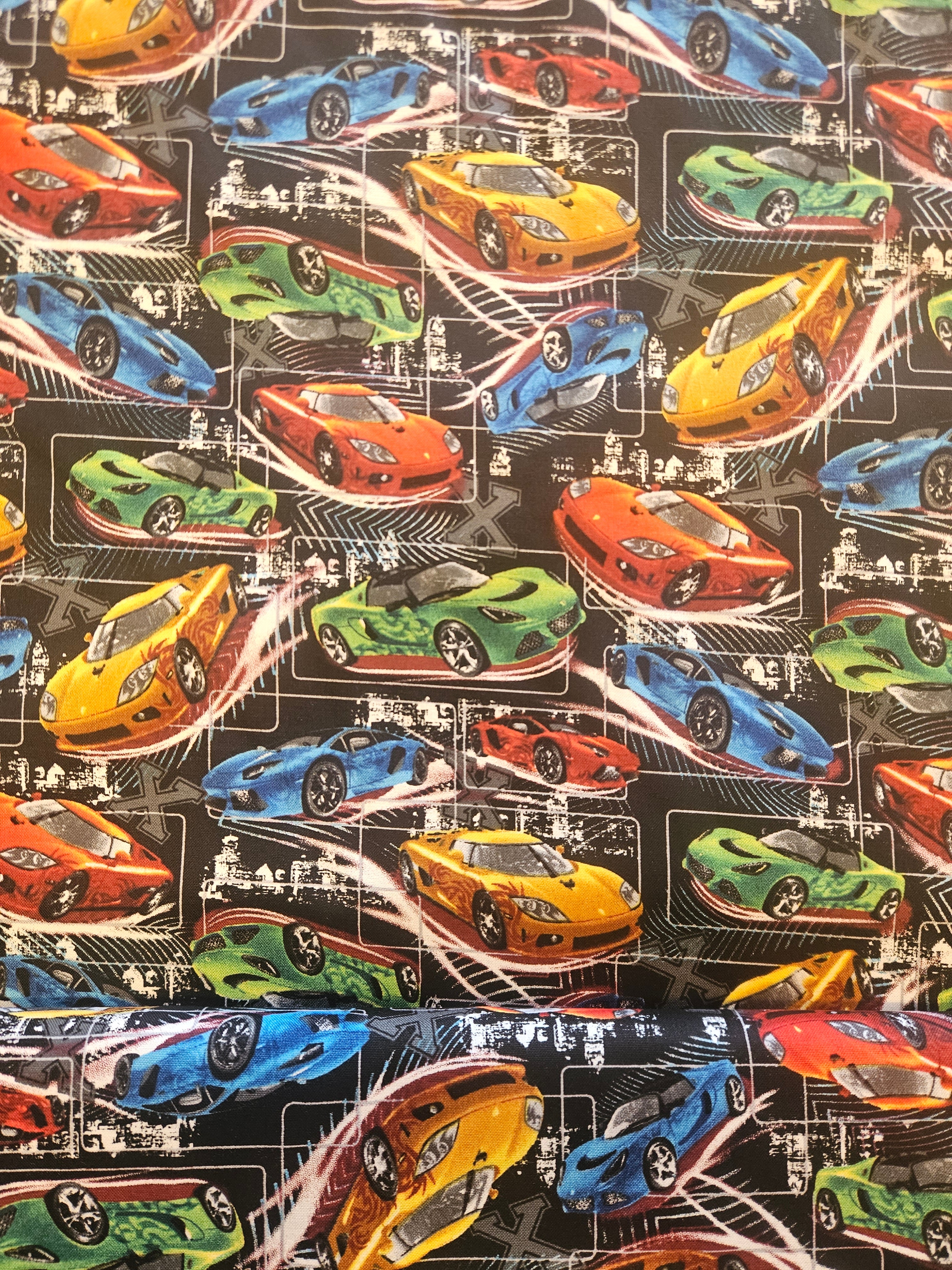 Fast and Wild Quiltstof – Raceauto's op Zwart | 100% Katoen
