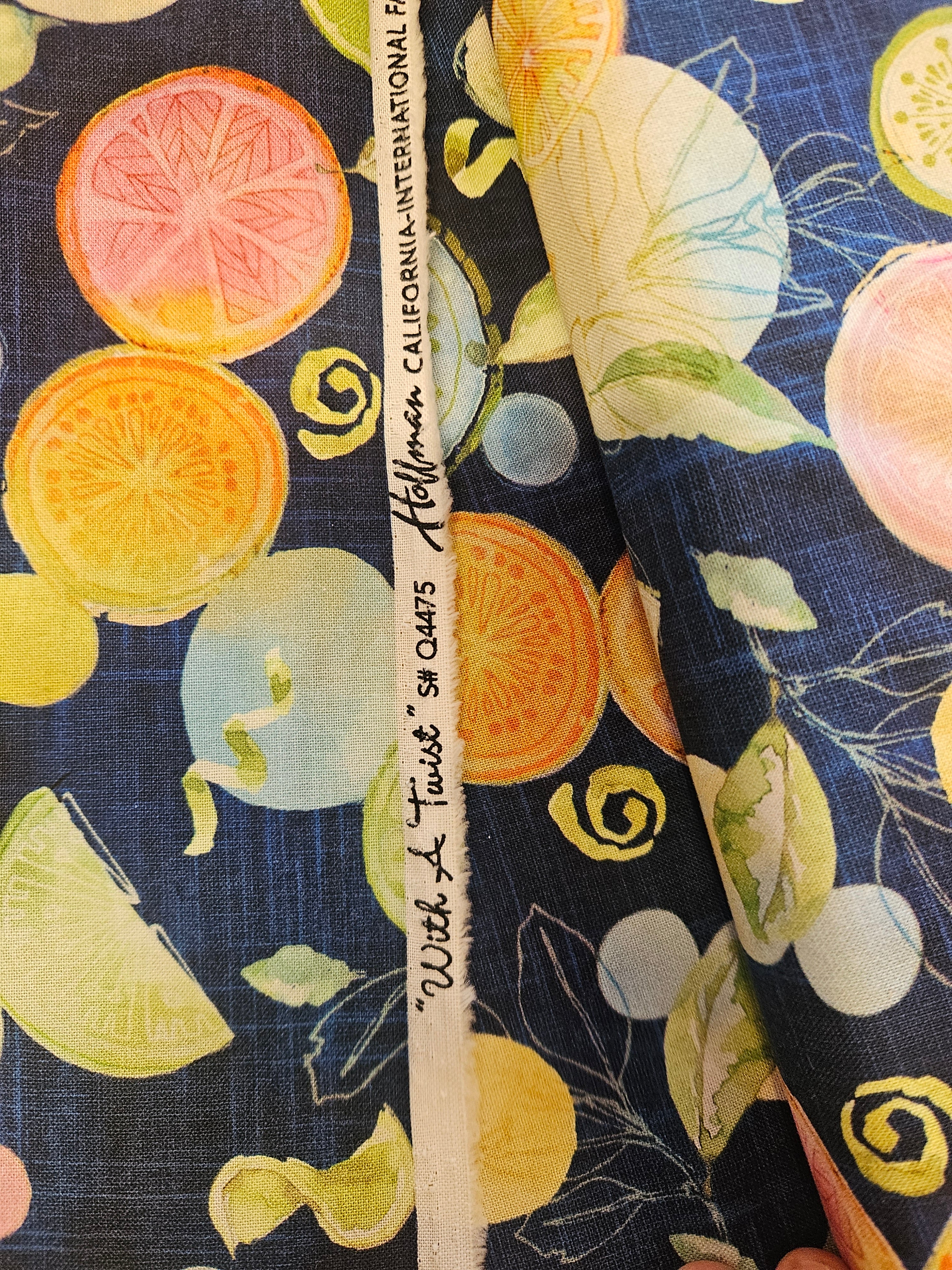 With a Twist Quiltstof – Hoffman California International Fabrics (S# Q4475)